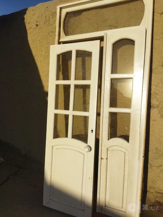 Eshik va 3 dona deraza komplekt sotiladi. Narxi 500 ming
