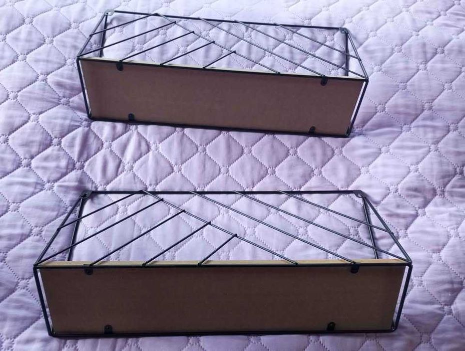 Стелажи от дърво и желязо