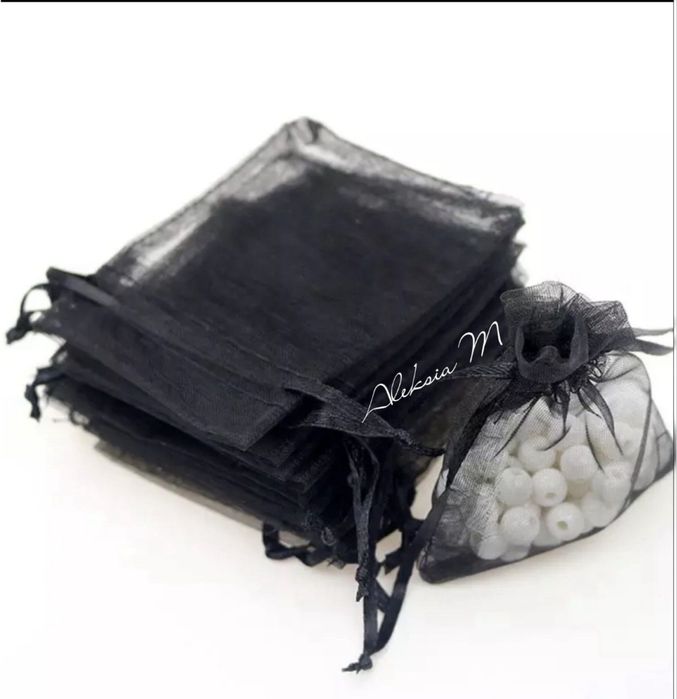 на едро и дребно нови торбички от органза с връзки бижута подаръци