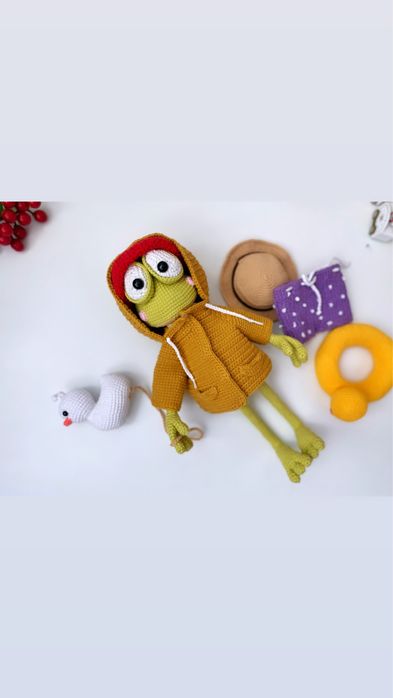 Вязаный лягушонок. Ручная работа