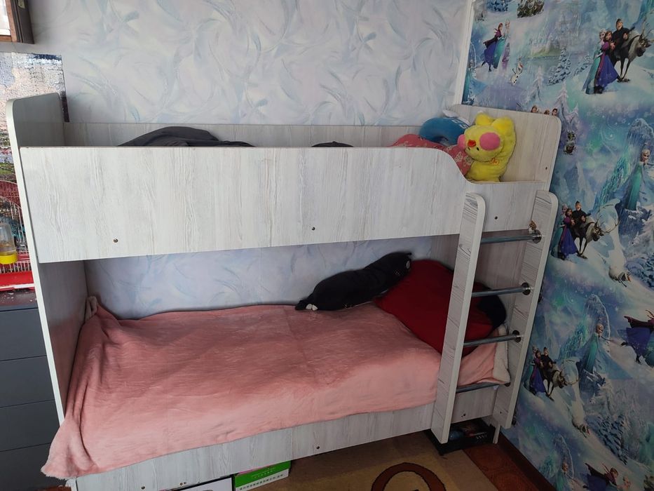 продается двухэтажная кровать