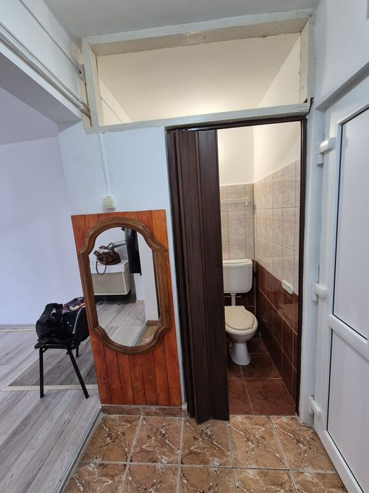 Garsoniera de vanzare, Dej