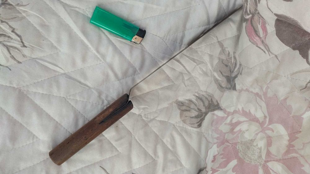 Пчеларския нож, Стара поставка за 
ютия и туристическо шише