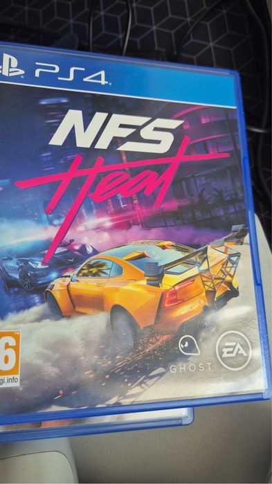 Ps4 pro cu doua manete și șase jocuri + Fortnite instalat