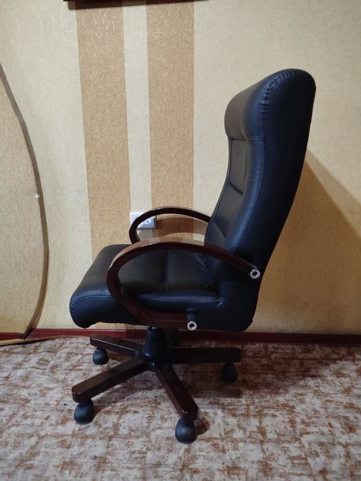 Офисной кресло сотилади