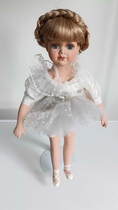 Балерина, порцеланова, английска , колекционерска кукла от Alberon Dolls .