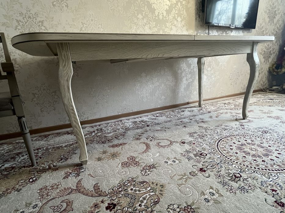 Продам стол для гостиной