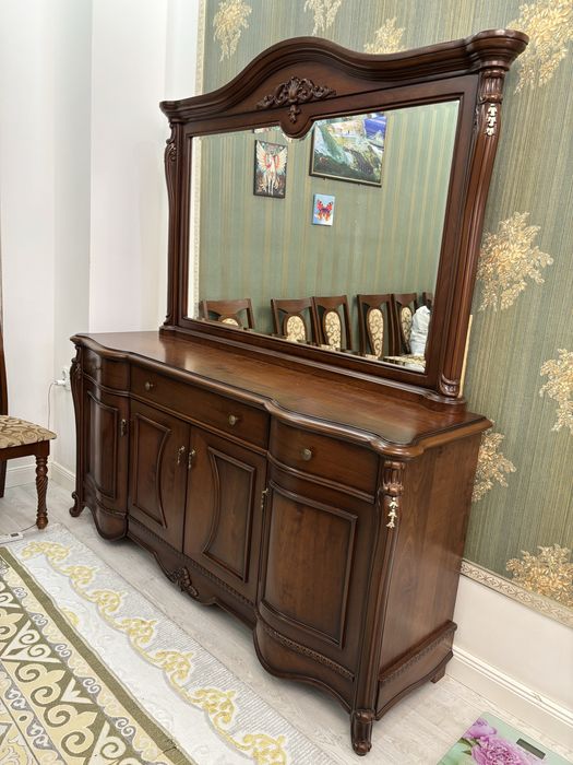 Классический сервант для посуды с зеркалом