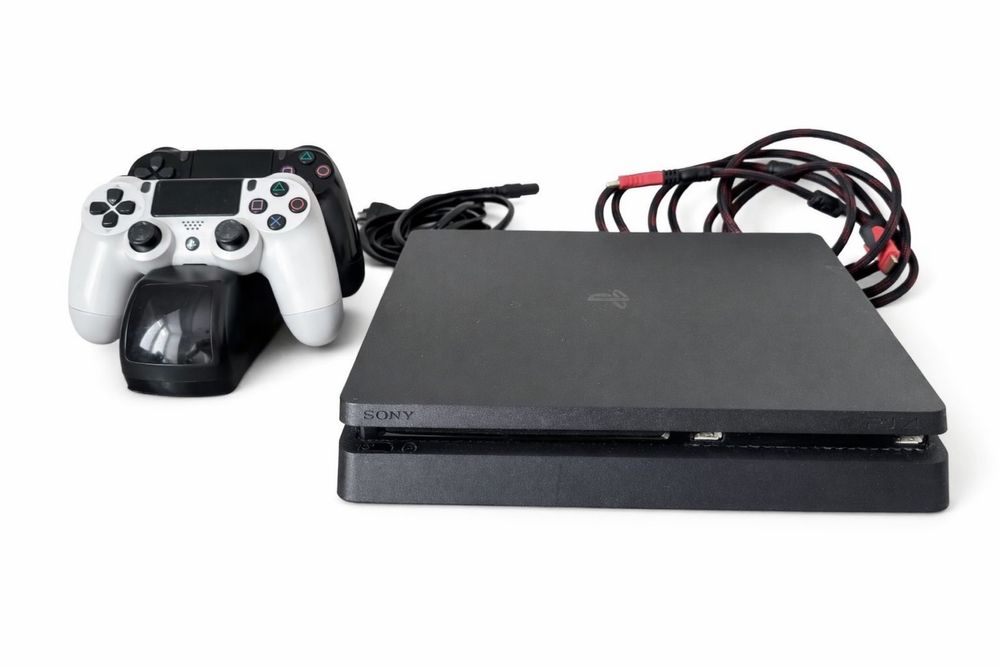 Продам Playstation 4 с играми и диск в подарок