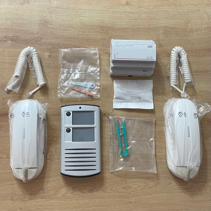 Sonerie pentru 2 apartamente + panou de intrare, BTICINO