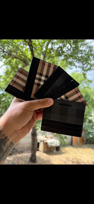 Portcarduri Burberry autentice