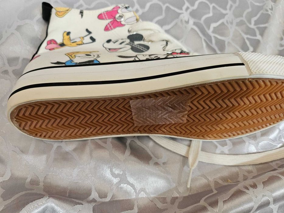 Продават се дамски кецки