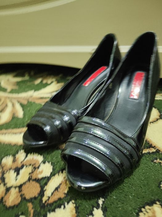 Ayollar tuflisi zamonaviy qora arzon narxda beraman, sifatli