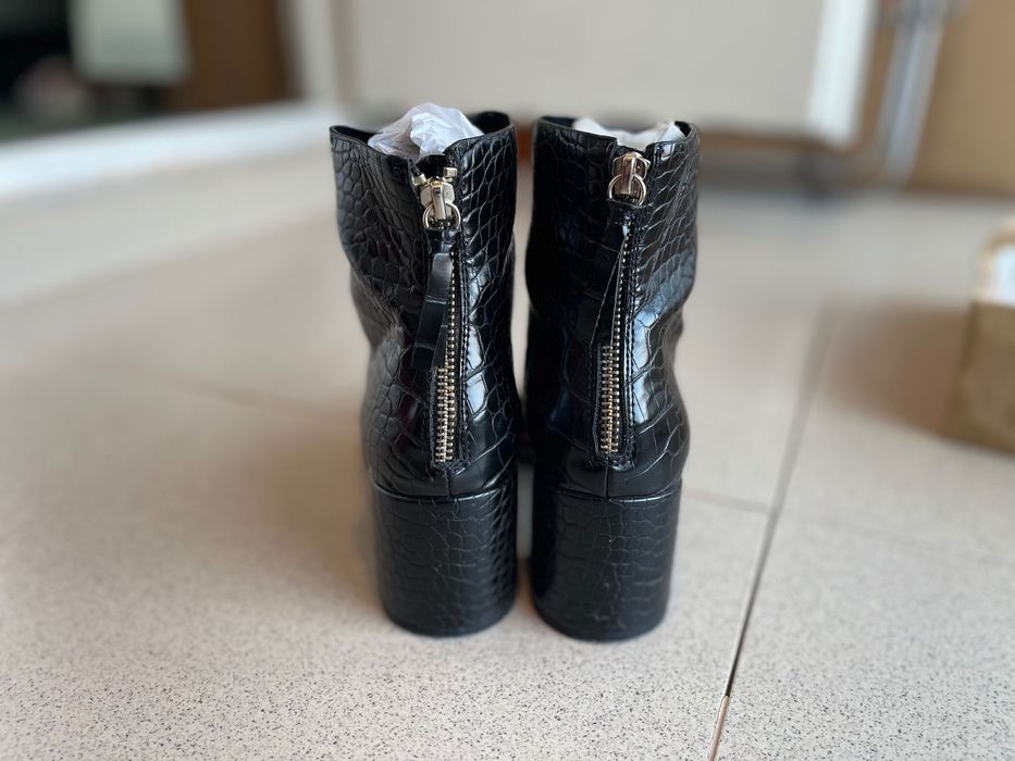 Botine Stradivarius din imitație de piele de șarpe lăcuită mărimea 37