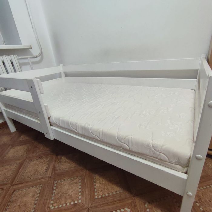 Деревянная детская кровать с матрасом