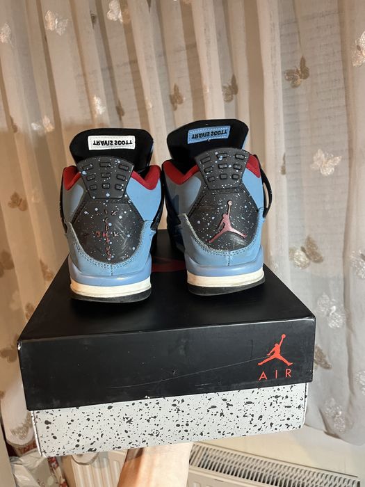 Jordan 4 Travis Scott