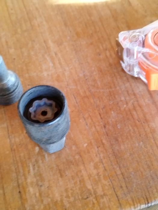 Дълги и къси болтове за Мерцедес оригинални