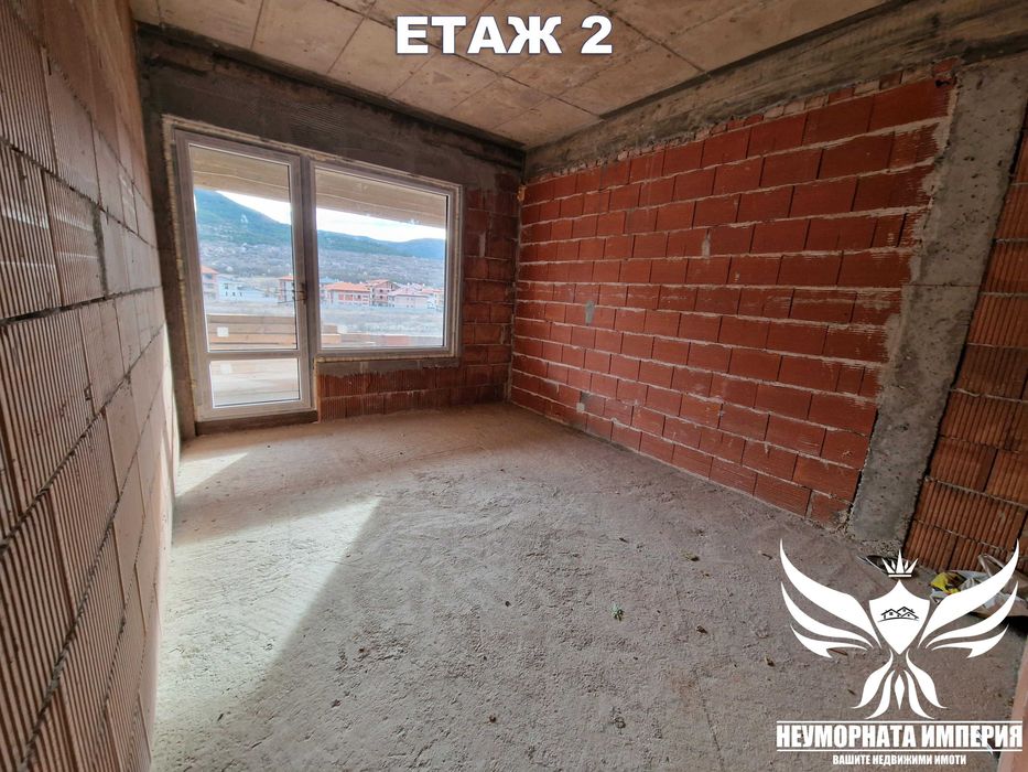 Продавам три етажна къща с 402РЗП, гараж и двор 460кв.м. в гр.Асеновград, кв.Изток на местност Шкилово