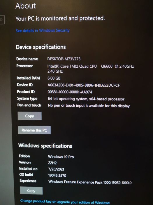 Компютърна конфигурация с инсталиран Windows 10 Pro ,с wifi модем.