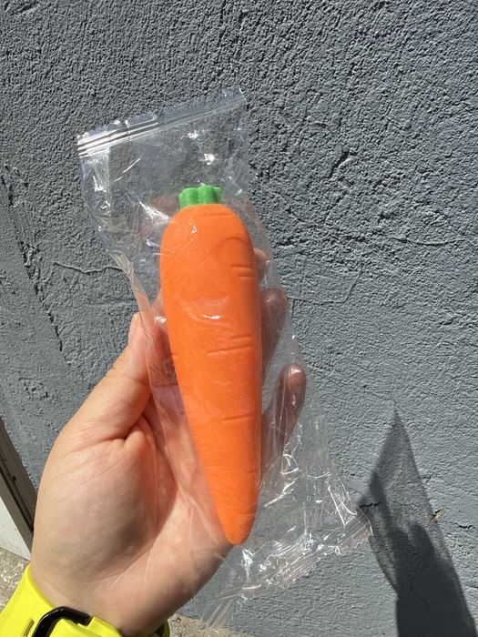 Jucarie Squishy morcov cu spuma