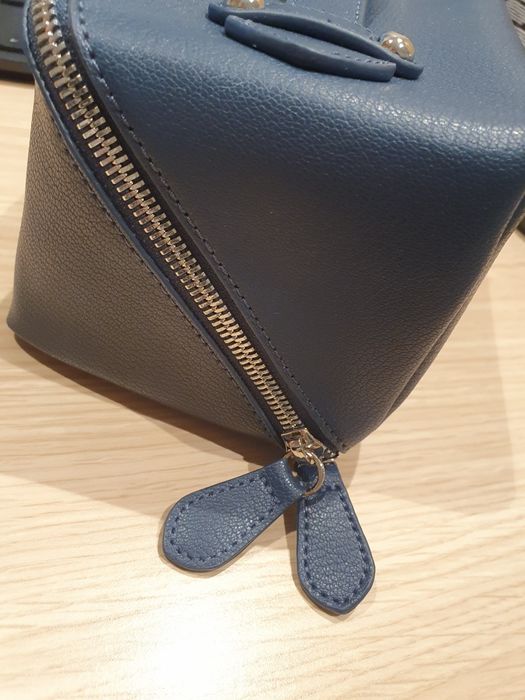 Gentuta de voiaj,  nou-nouța,  culoare bleu navy