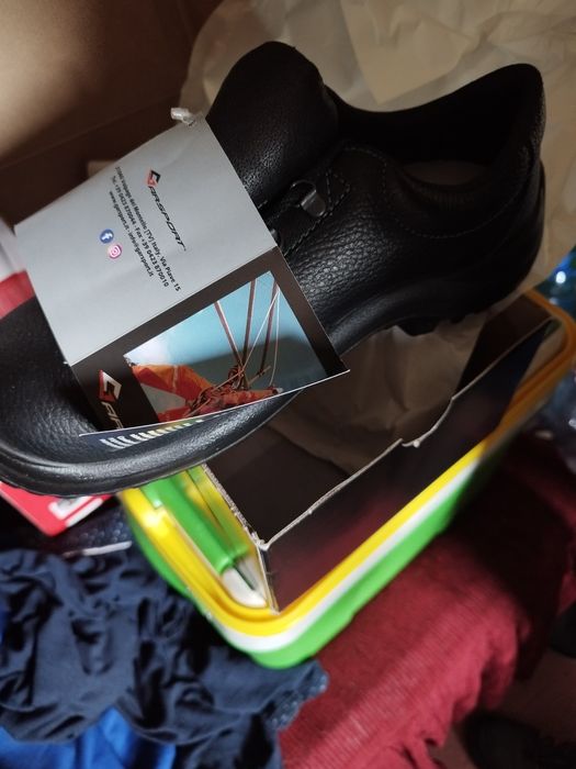 Vând încălțăminte de lucru bărbați,cu bot intarit