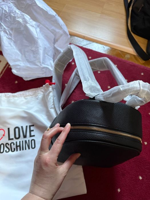 Ghiozdan nou cu eticheta Moschino