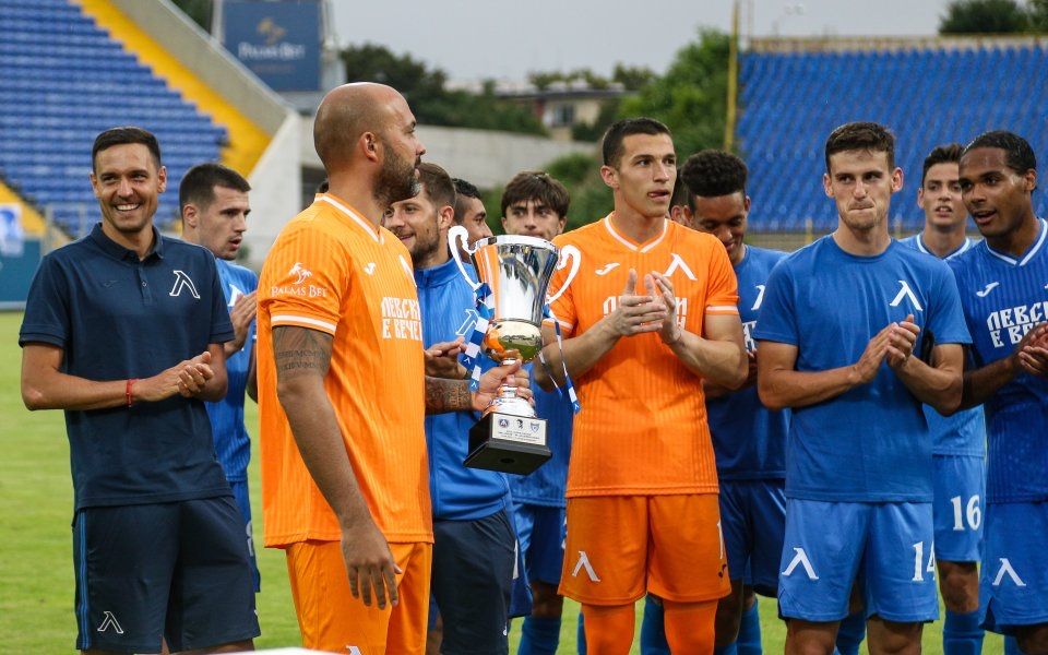 Вратаска тениска от сезона с купата