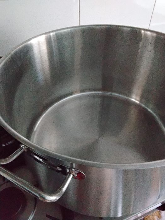 Vind oala inix 60 L cu capac sunt dublu e nou nefolosita  detali la nr de telefon