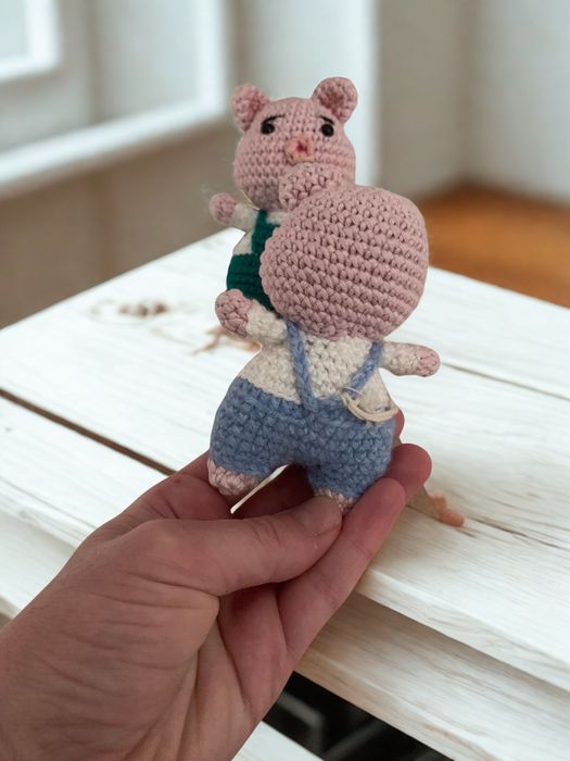 Плетена играчка прасенце с гащеризон