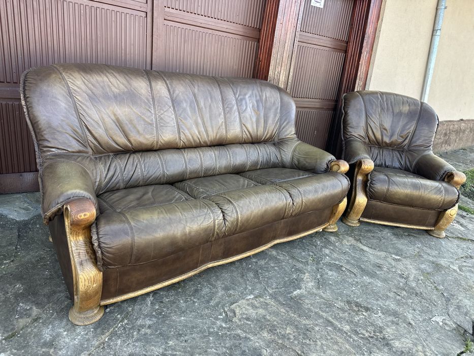 Кожен диван и  фотьойл – естествена кожа, масивни дървени детайли