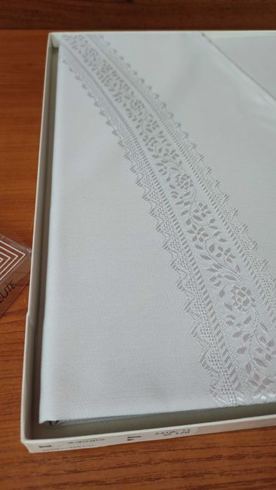 Луксозни немски покривки за кръгла маса с бродерия