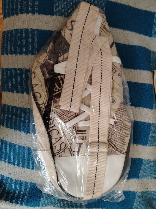 Продаётся рюкзак в виде кроссовка