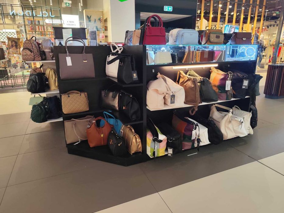 Stand profesional  pentru genți ,accesorii 3,30×2,60 m disponibil