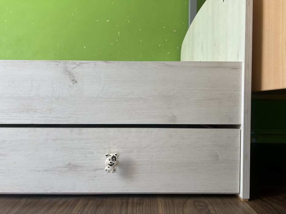 Бебешка кошара, трансформираща се на бюро и легло