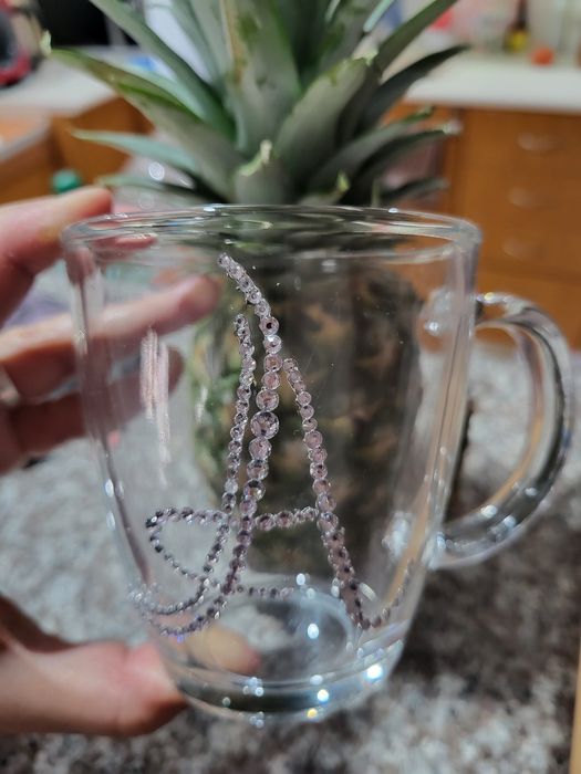 Чаша за вино с камъни и буква