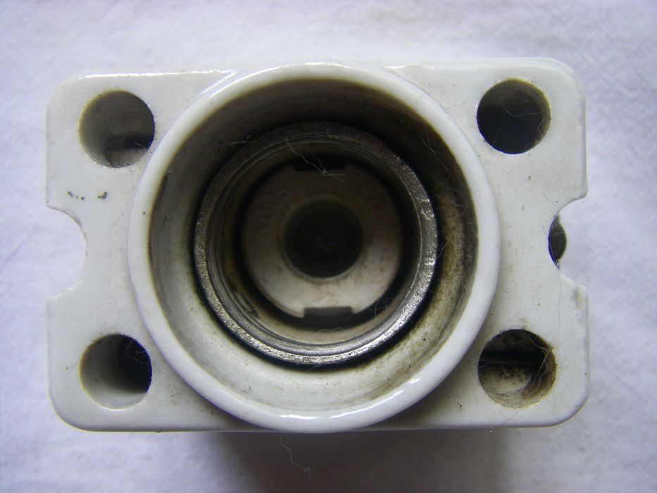 Основи за винтови керамични предпазители 25А/500В - 7 броя