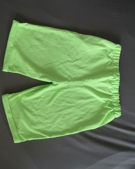 Vind pantaloni cu halc