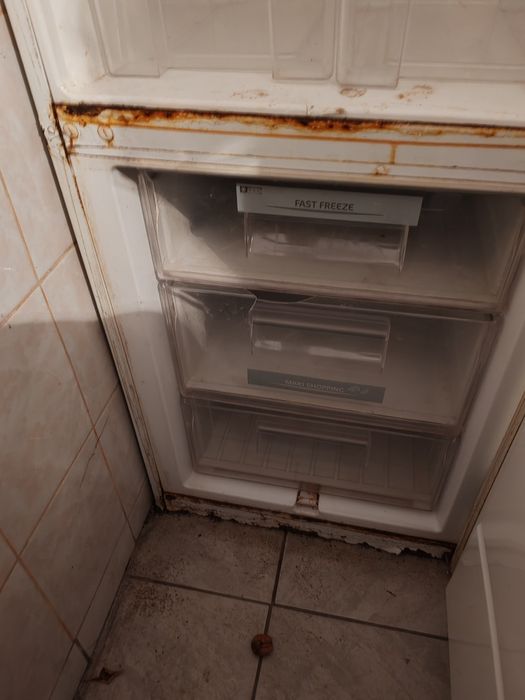 Vand aragaz în stare buna și combina frigorifica