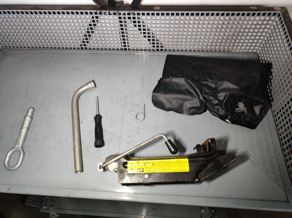 Kit cric volkswagen vw touran 1t1 cric + cheie + carlig+ suruberlnita