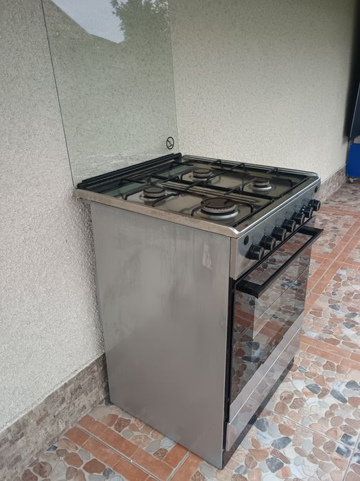 Aragaz pe gaz cu 4 ochiuri.