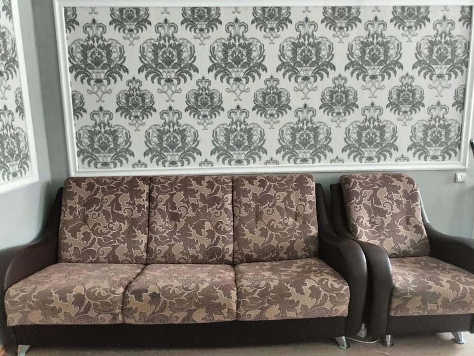 Срочно продам диван с креслом