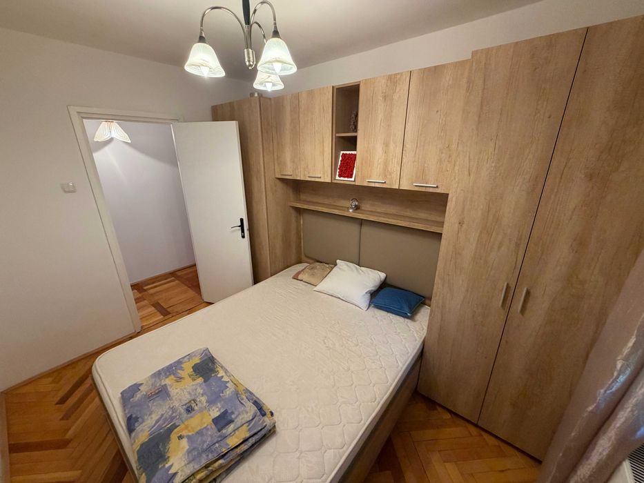 Inchiriez apartament zona Judetean