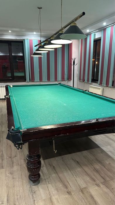 Бильярдные столы , диваны