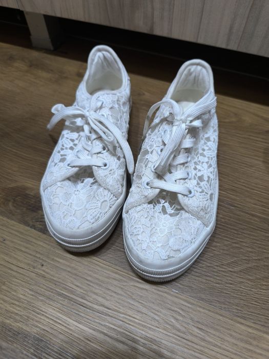 Бели дантелени обувки
