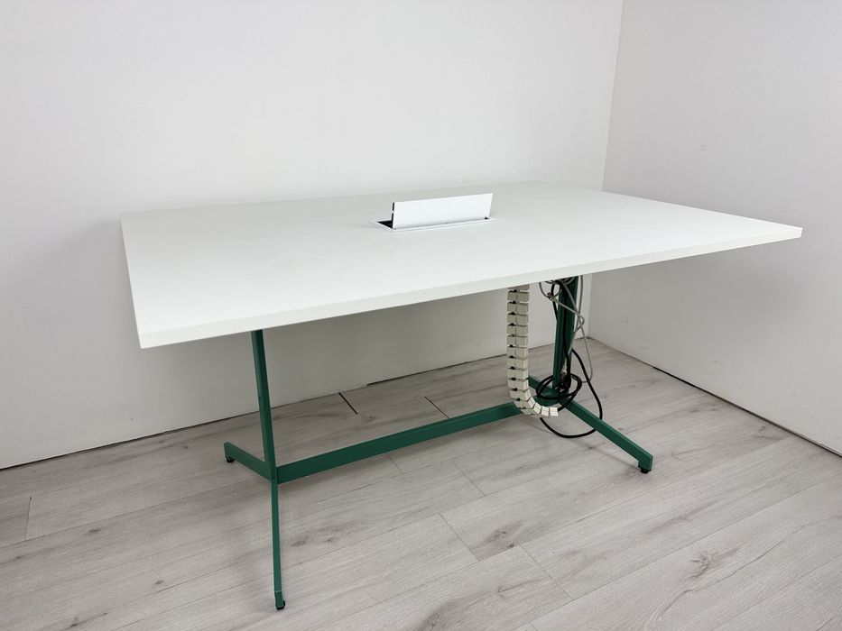 Офис заседателна / конферентна маса за 6 човека с кабелен модул