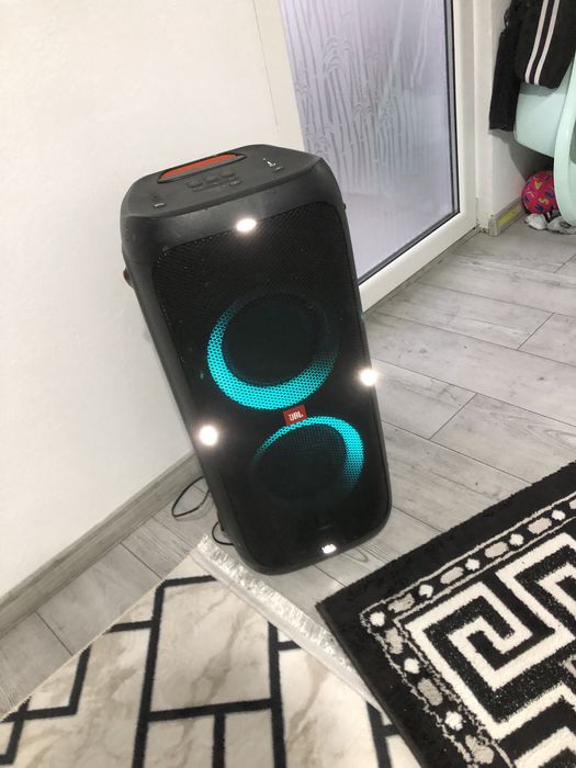 Vand boxa JBl 310 se aude foarte bine este impecabila