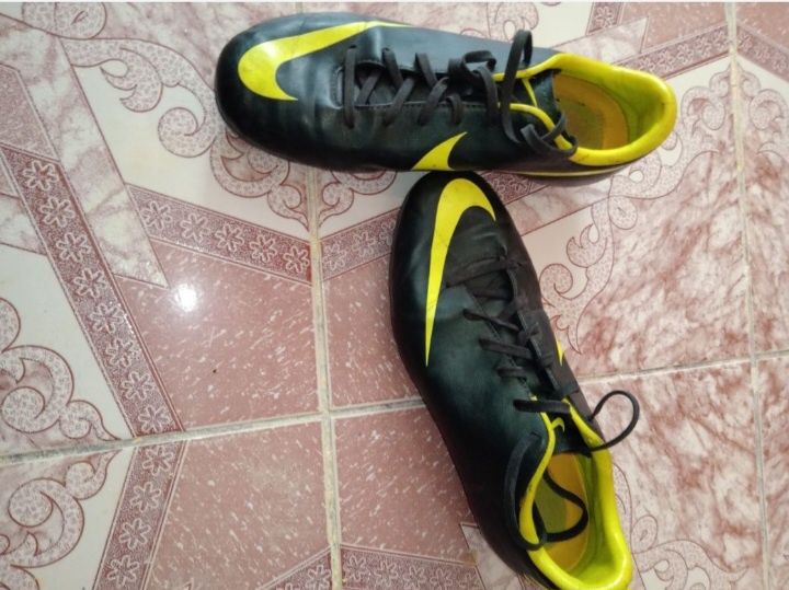 Adidasi cu crampoane/ghete fotbal