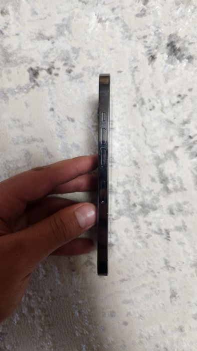 iPhone 13 Pro 256 ГБ, цвет Graphite (темно-серый).