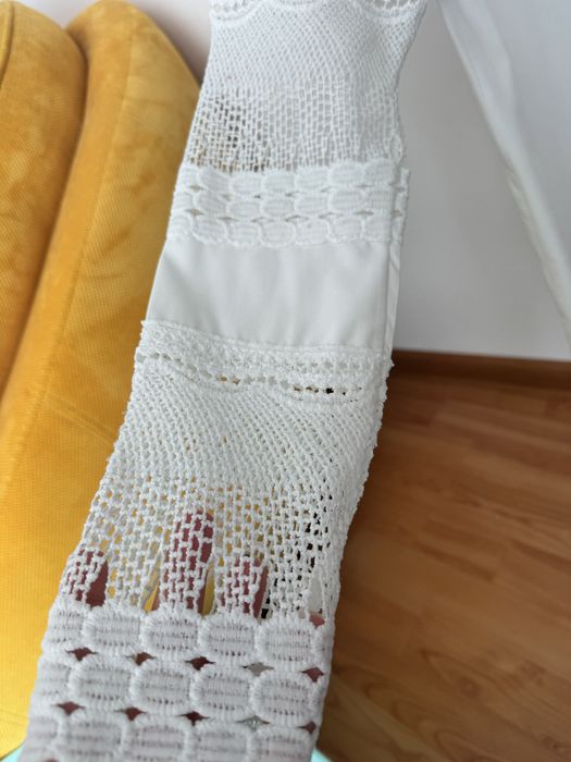 Bluza de dama alba cu insertii de dantela si broderie